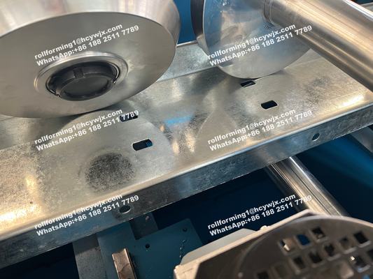 PLCで制御された鋼鉄CZ Purlinsロール形成機械