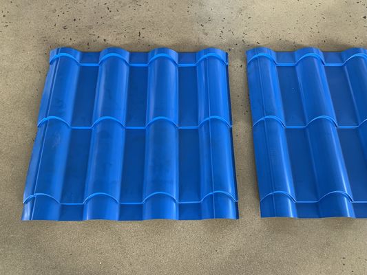 金属の屋根によって艶をかけられるタイルは5Tマニュアルが付いている機械のDecoiler形成を冷間圧延します