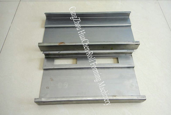 穿孔器ロックの穴が付いている機械 1.2mm を形作る電流を通された鋼鉄戸枠ロール