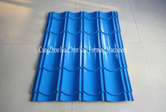 機械を形作る古典的なおよびローマ様式の屋根ふきロール