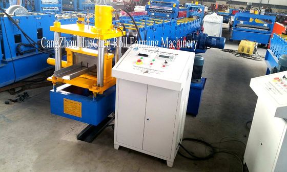 機械 13 を形作る鋼鉄チャネル C の母屋ロールは油圧制御を漕ぎます